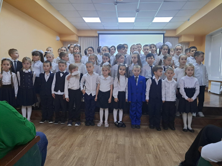 Ученики начальной школы поздравили мам с Международным Днем матери.